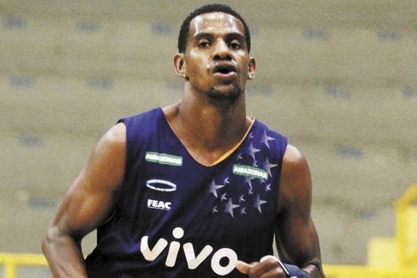 Ala Jhonatan, do Sesi Franca, sofre estiramento e desfalca time na Champions League