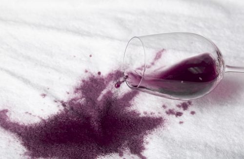 Truque do sal para tirar mancha de vinho tinto realmente funciona? Descubra agora! - Jornal da Franca
