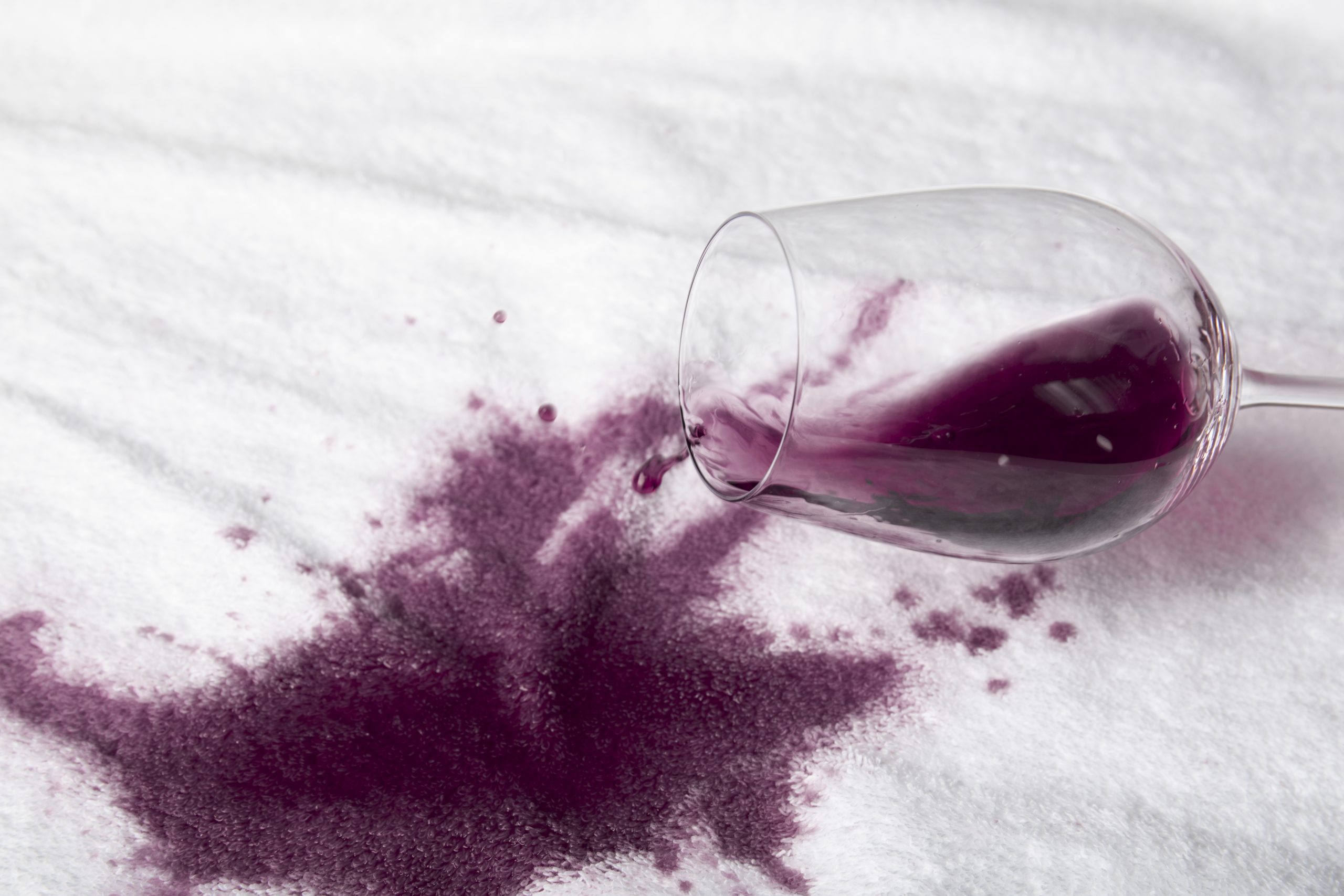 Truque do sal para tirar mancha de vinho tinto realmente funciona? Descubra agora!