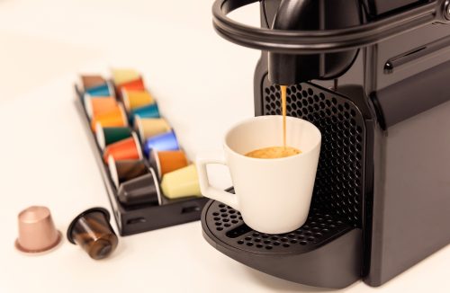Conheça um truque que vai deixar a sua máquina de café sempre impecável - Jornal da Franca
