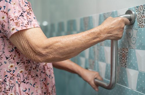 Como garantir a segurança dos idosos dentro de casa; veja as dicas de especialista - Jornal da Franca