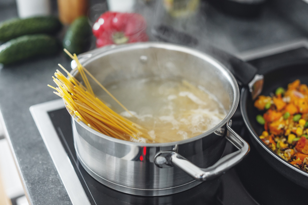 Não jogue estes tesouros no lixo: três águas de cozinha que podem ser valiosas
