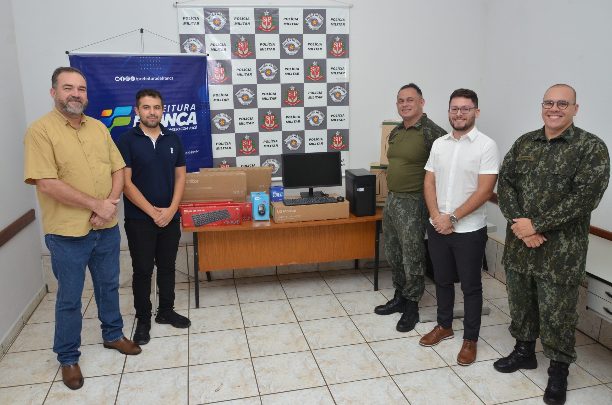 Computadores e monitores são entregues à Polícia Ambiental de Franca pelo Comdema