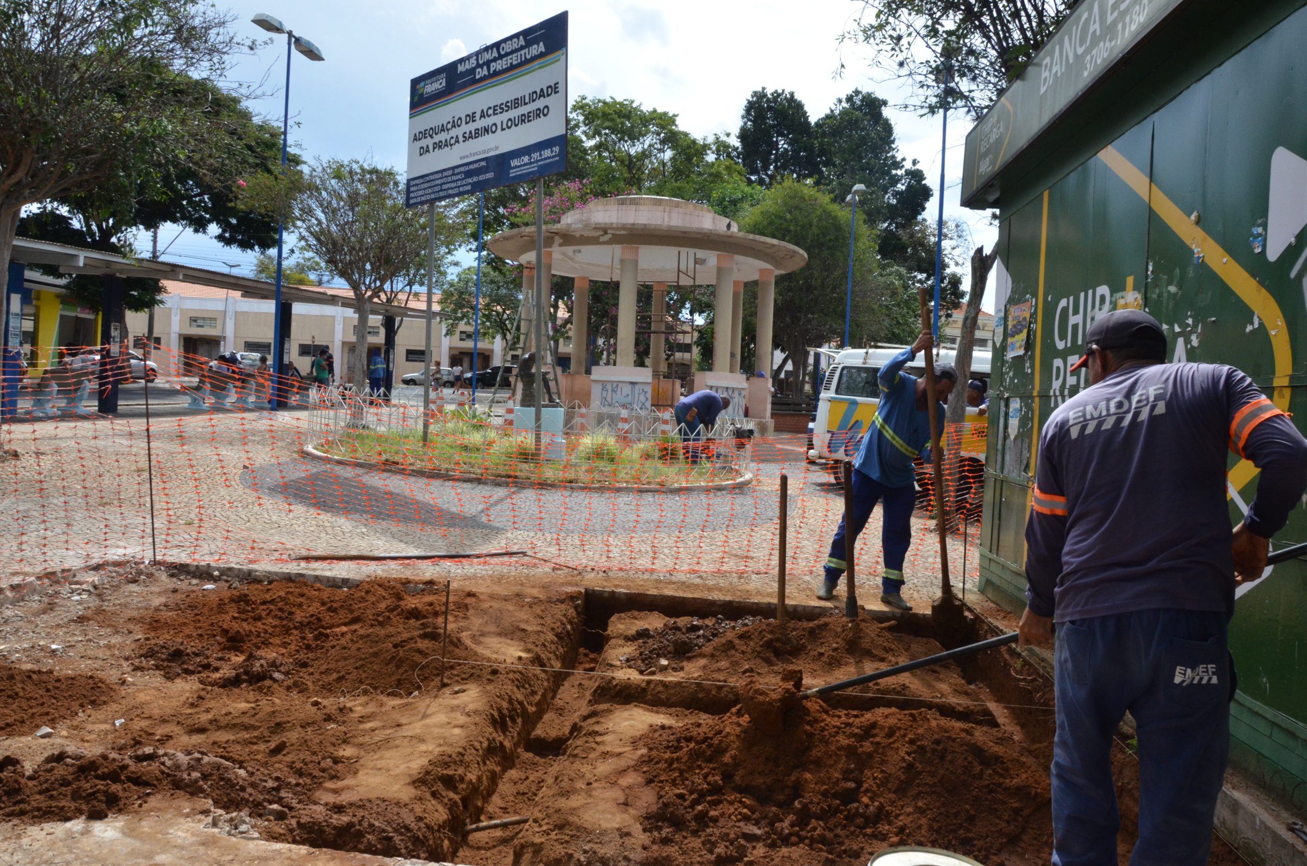 Praça Sabino Loureiro, na Estação, segue passando por obras de melhorias