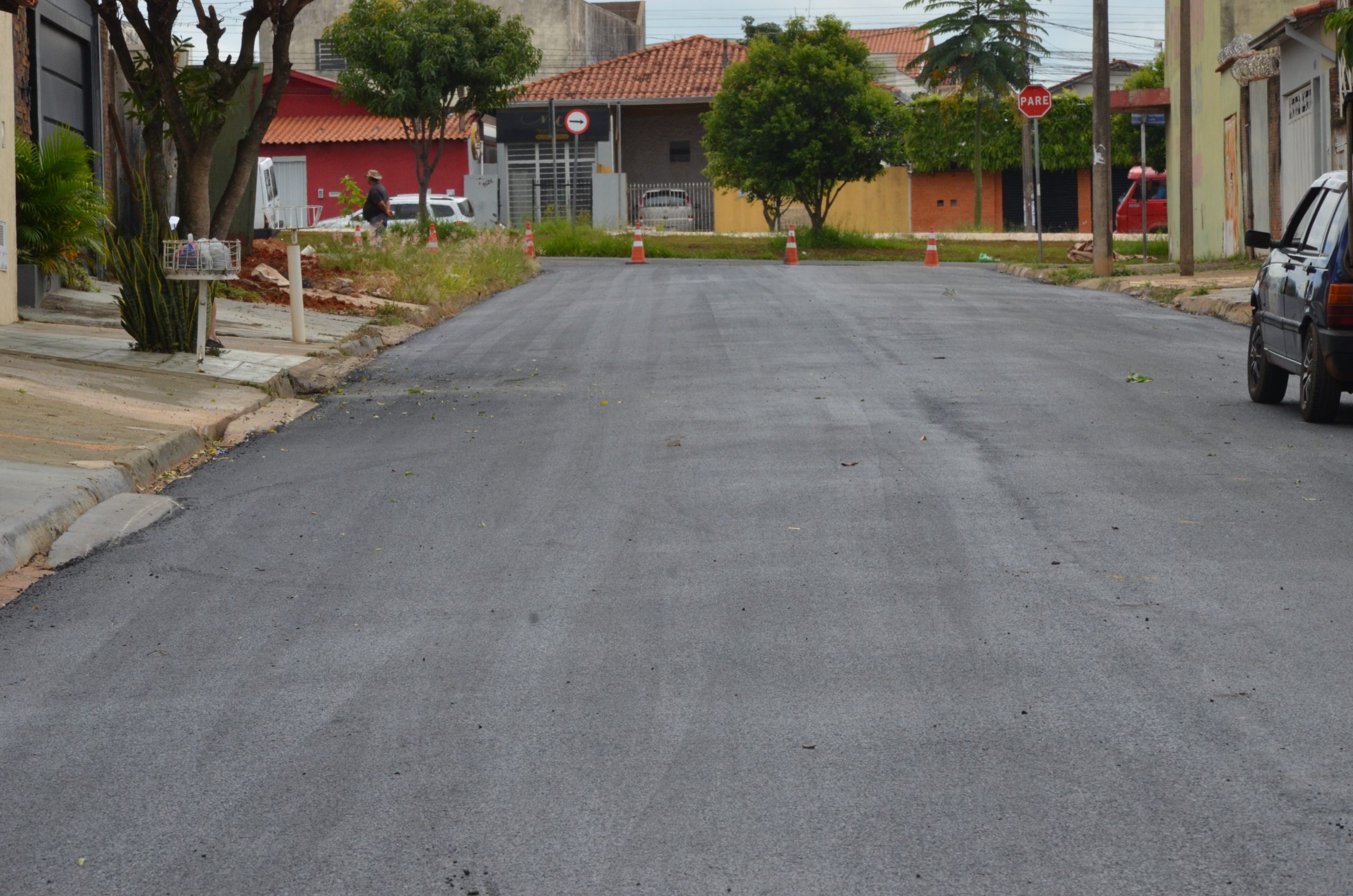 Depois de recapear ruas, Prefeitura implanta sinalização de trânsito na Vila Europa