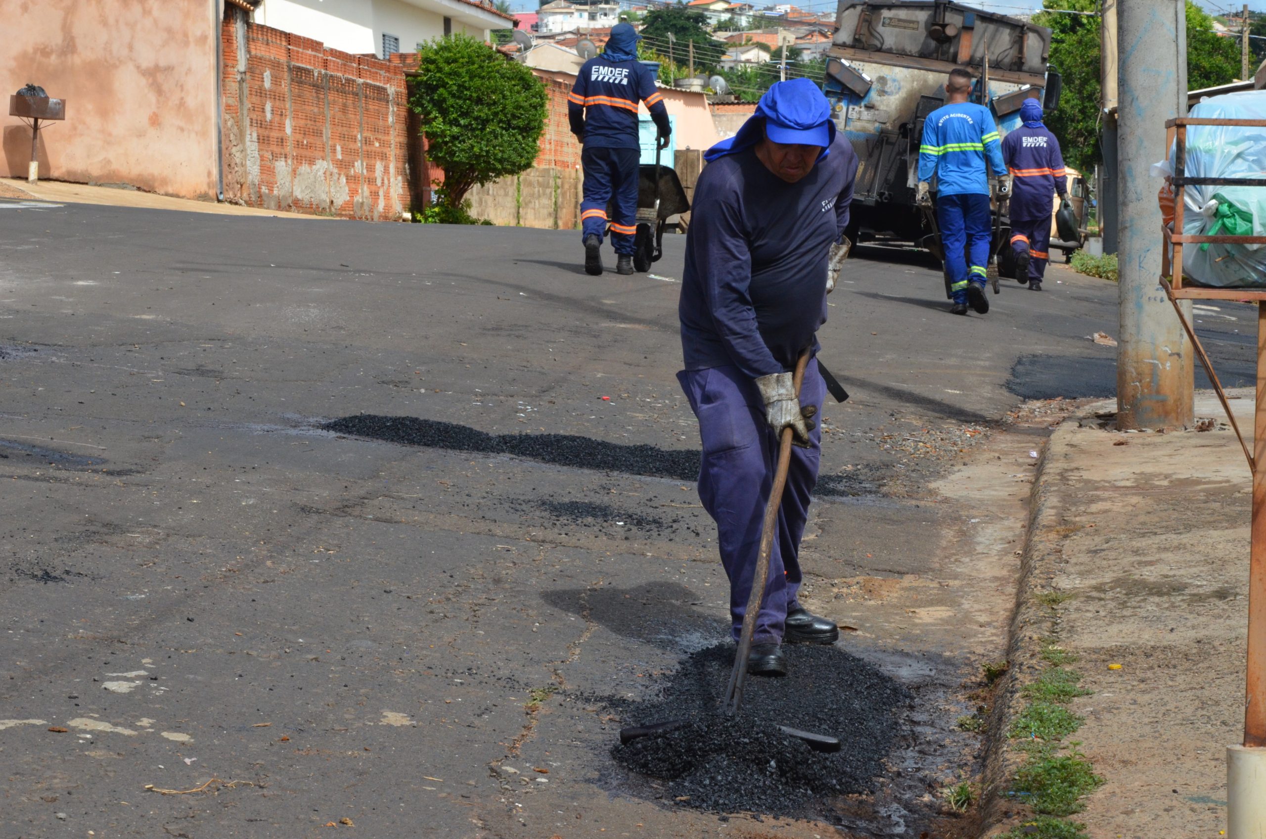 Ruas de Franca seguem recebendo equipes com serviços de remendo asfáltico