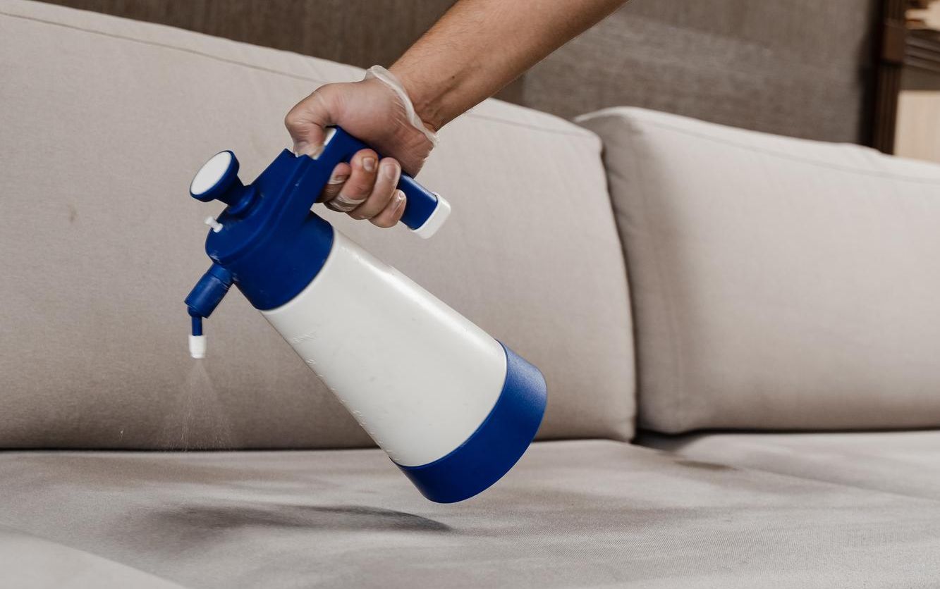 Aprenda uma mistura para limpar sofá que tira a sujeira impregnada e difícil de sair
