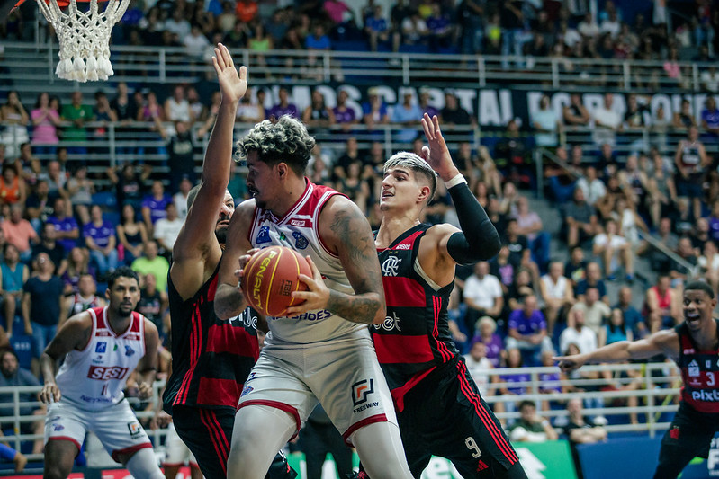 Com primeiro quarto arrasador, Flamengo vence Sesi Franca e retoma liderança do NBB