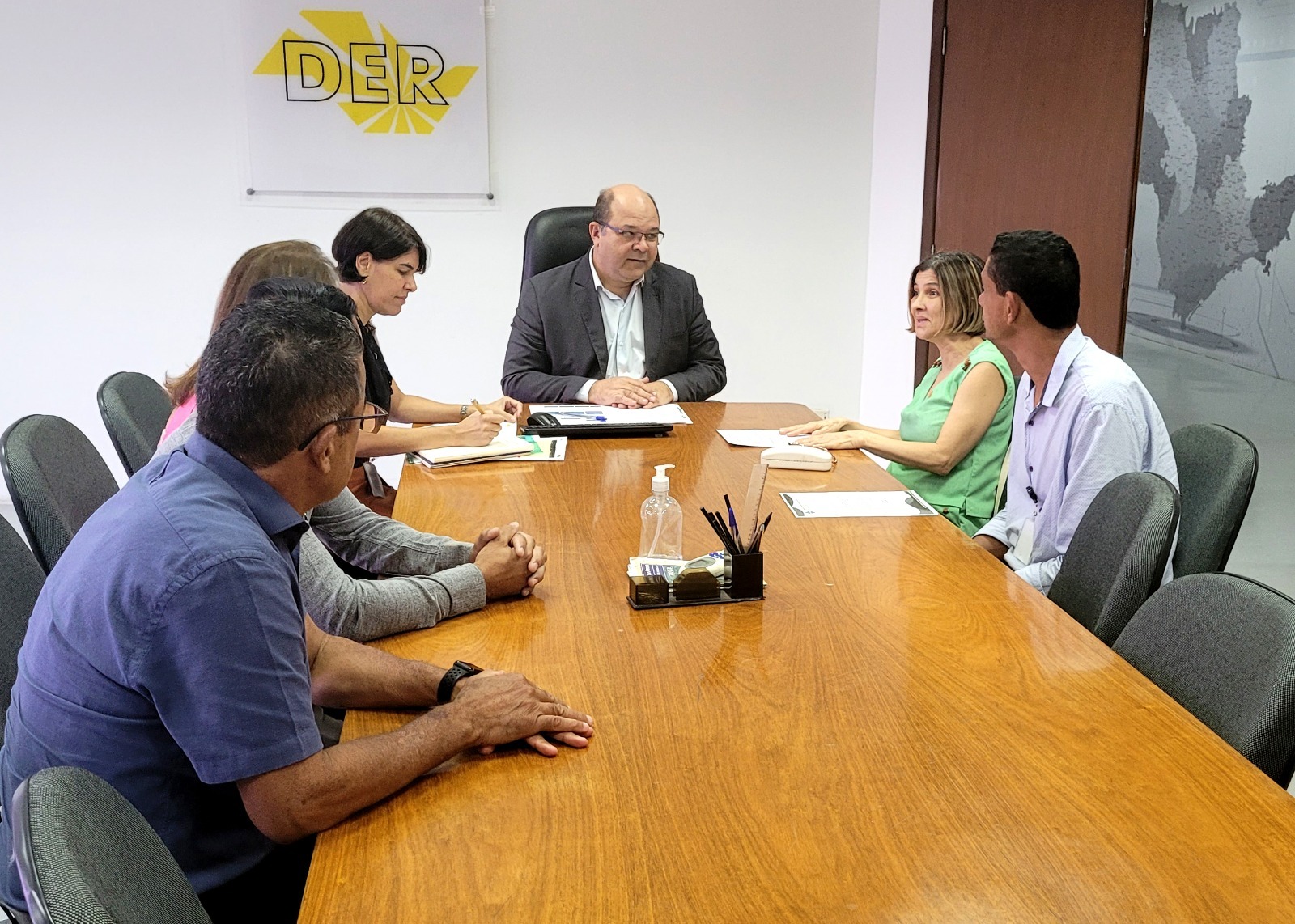 Deputada Graciela se reúne no DER: recursos para as estradas de Cristais Paulista