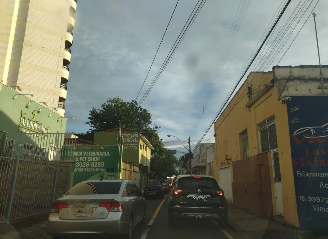 Semáforos do Centro dão defeito e o trânsito fica confuso em esquina movimentada