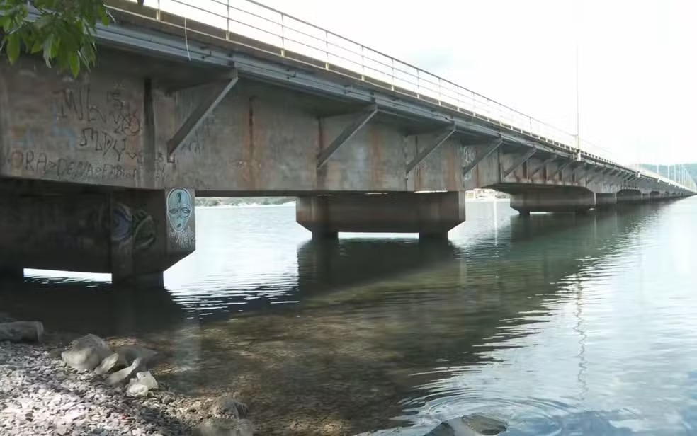 Turistas registram desgaste na estrutura da ponte que liga Rifaina a Sacramento