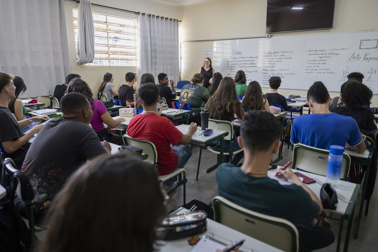 Ensino Médio, Técnico e Superior em 5 anos, sem custos: conheça o Programa AMS