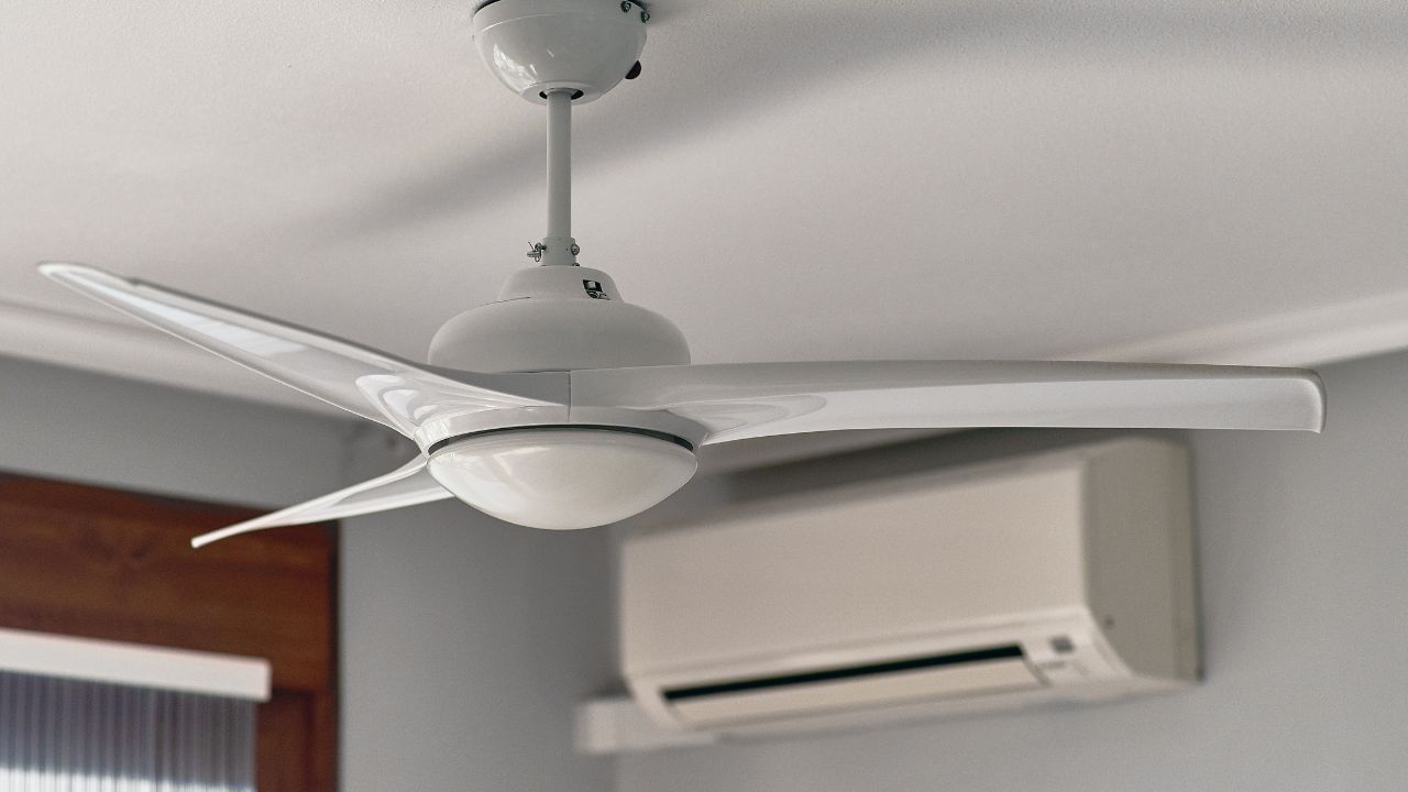 Ar-condicionado ou ventilador de teto: qual é a melhor opção para você?