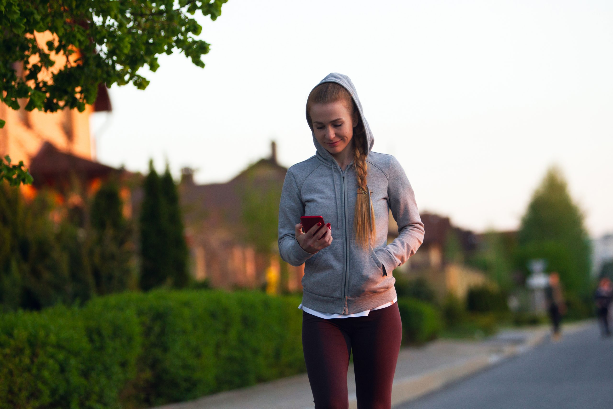 Você usa o celular enquanto caminha? Veja motivos para não fazer mais isso