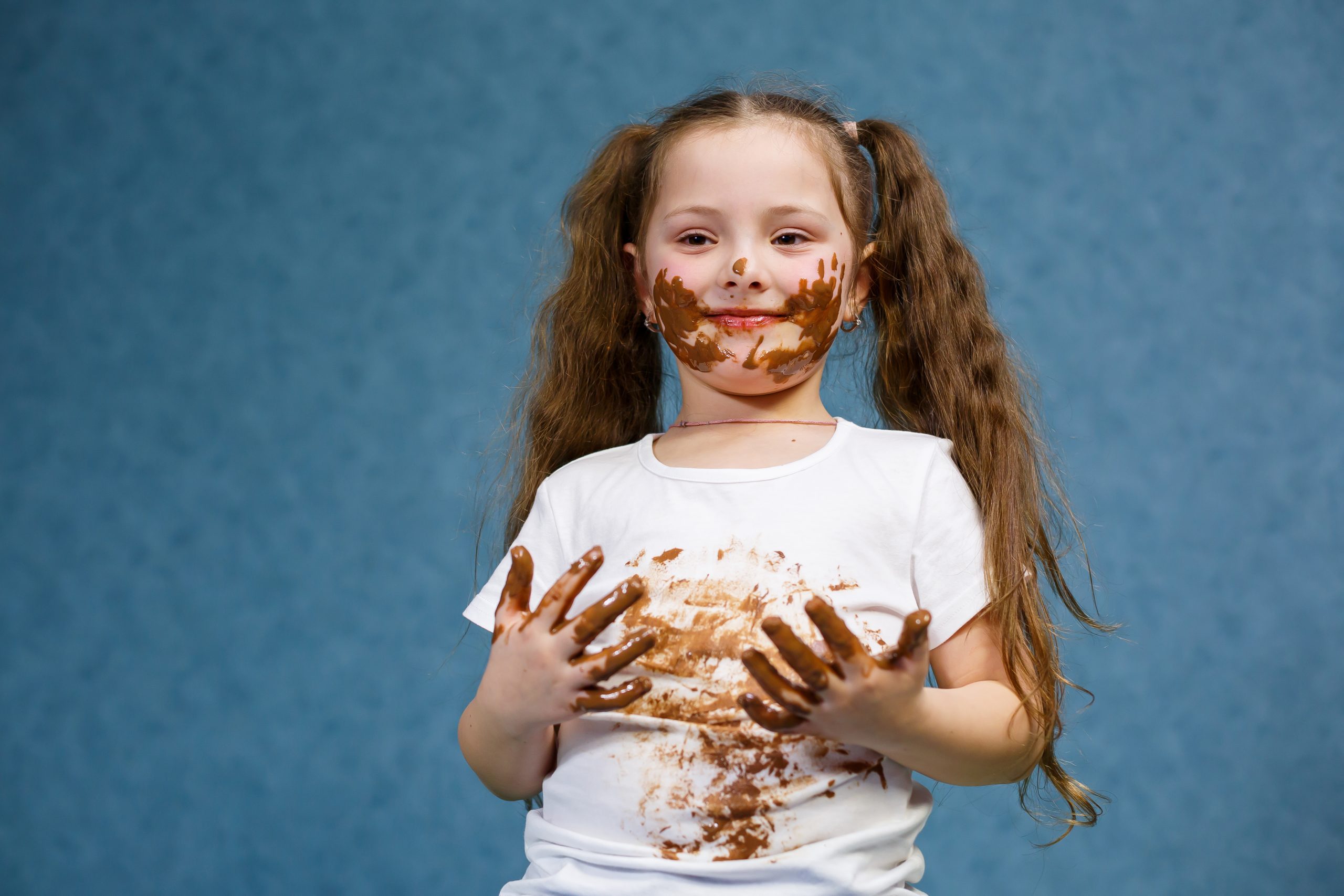 Nada de desespero: conheça truque para tirar manchas de chocolate de roupa