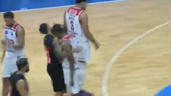 Ala Jhonatan é punido com suspensão de quatro jogos por cabeçada em jogador do Vasco