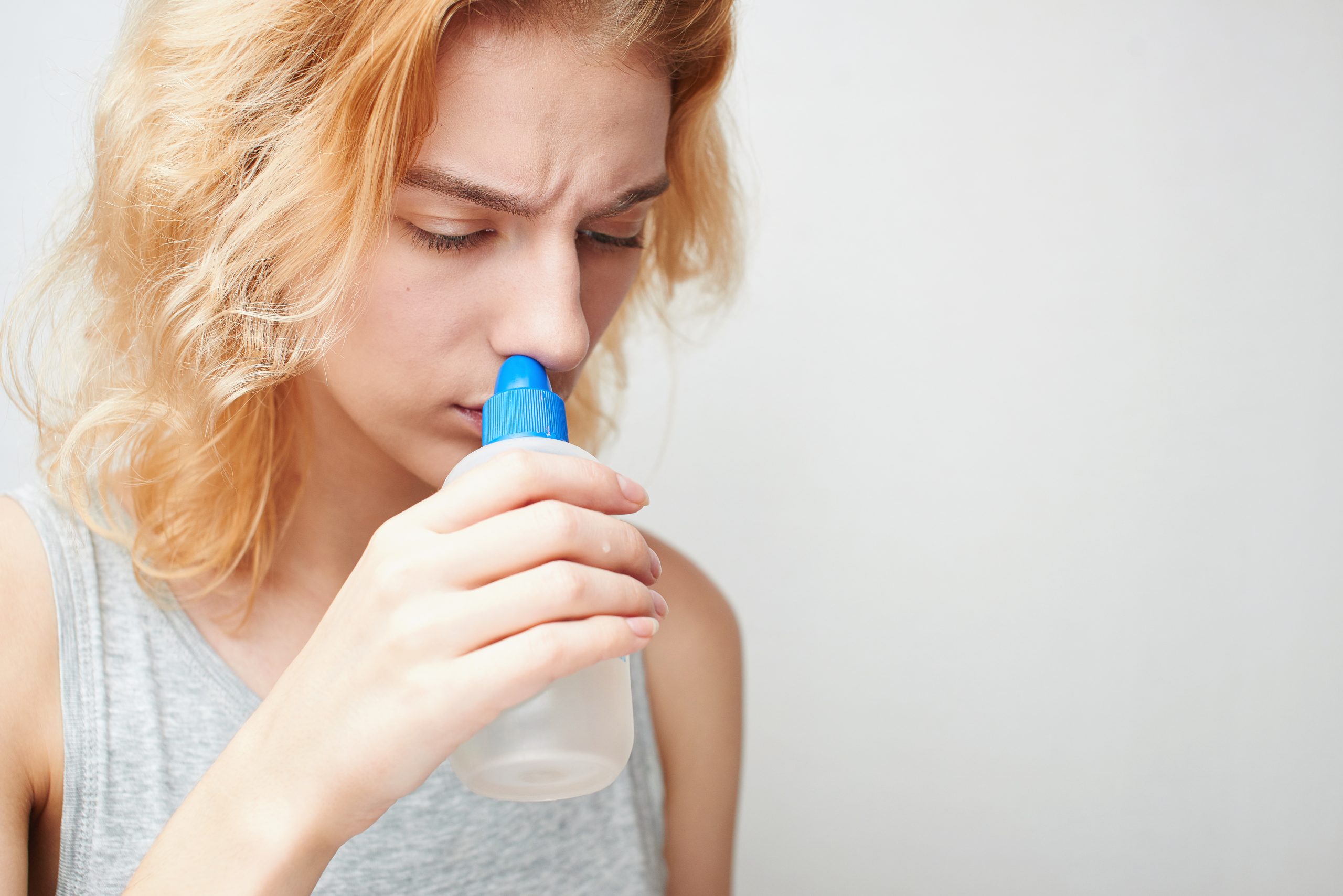 Como fazer lavagem nasal com soro: veja os benefícios e erros que você deve evitar