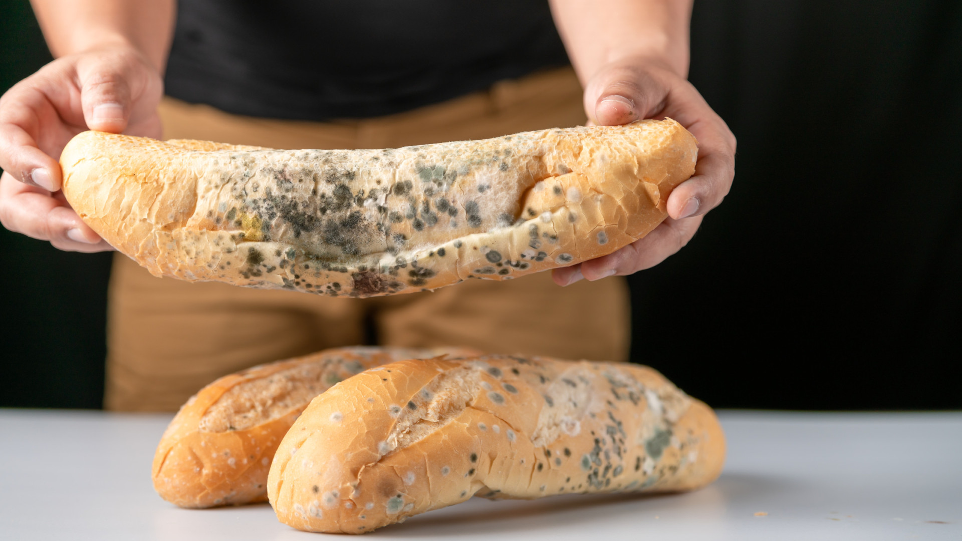 Alimentos com bolor são perigosos mesmo se removermos o fungo?