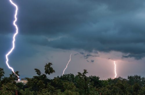 Tempo seco ou chuvoso: qual cenário torna os raios mais perigosos? - Jornal da Franca