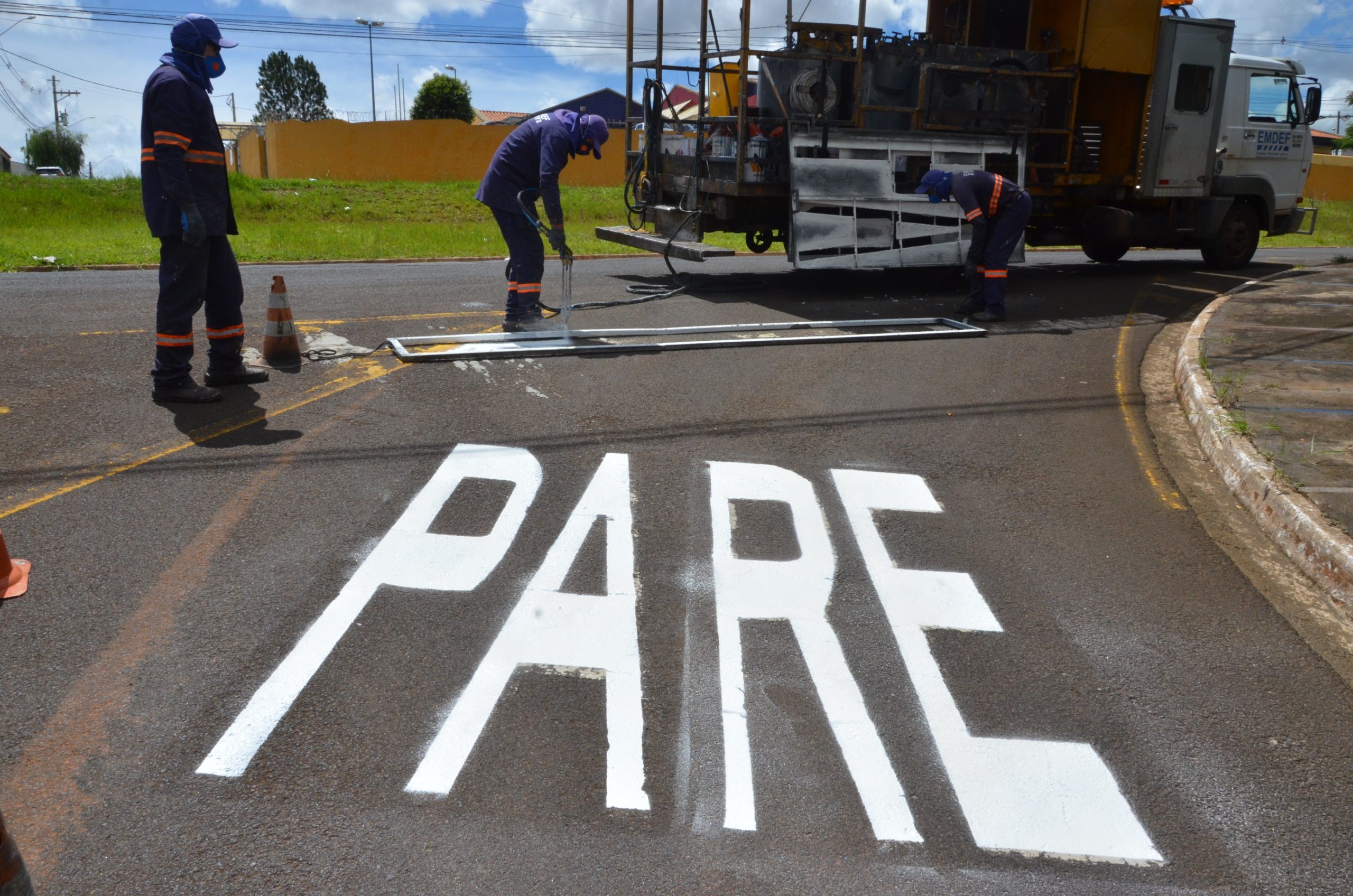 Mais de 30 ruas e avenidas de Franca recebem reforço na sinalização de solo e placas