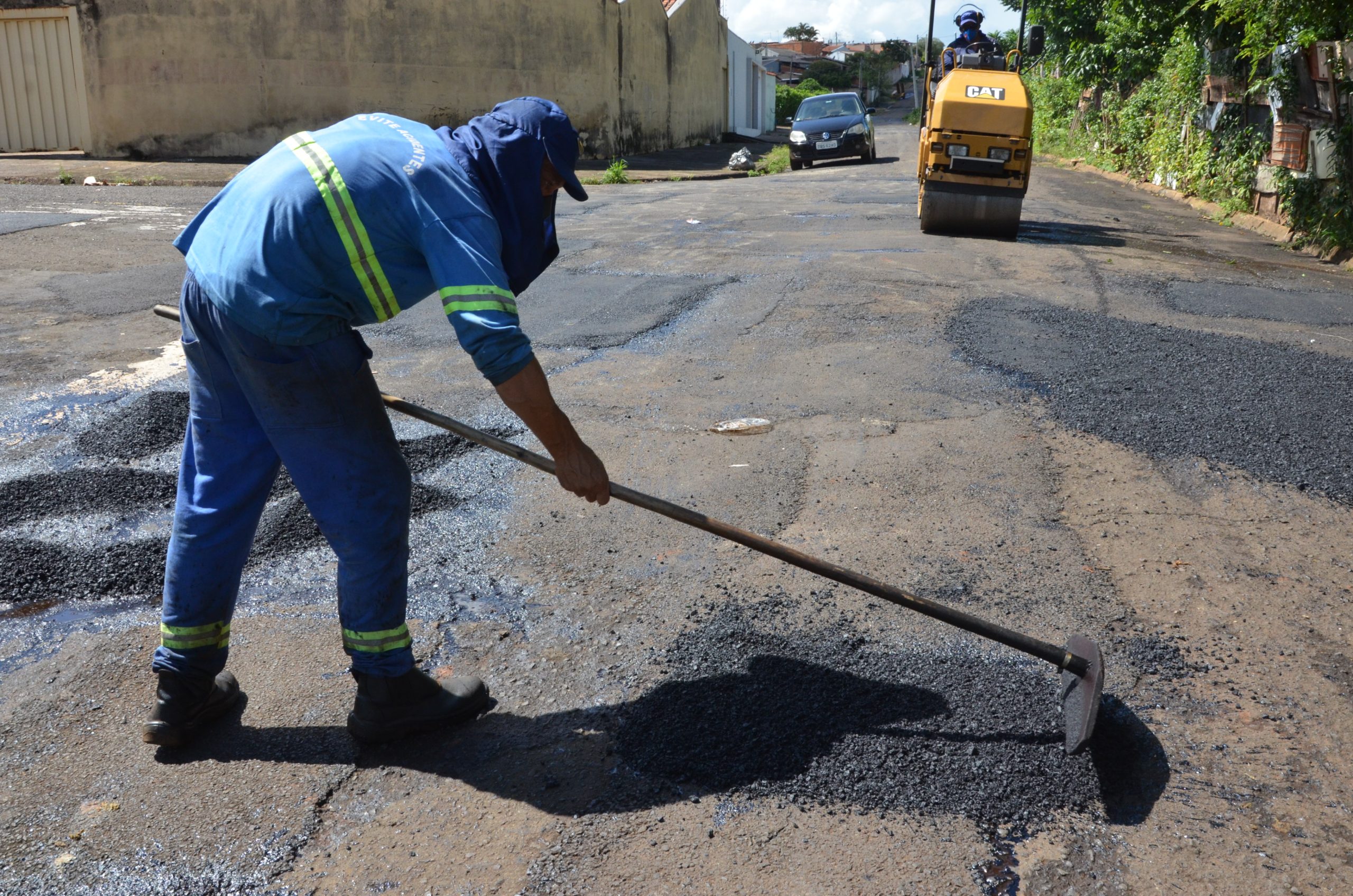 Em Franca, equipes seguem com serviços diários de remendo asfáltico