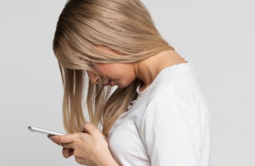 Cuidado com a postura ao celular: 5 passos para evitar o chamado pescoço tecnológico - Jornal da Franca