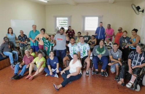 Elenco da Francana visita atletas com deficiência visual da equipe de “goalball” - Jornal da Franca