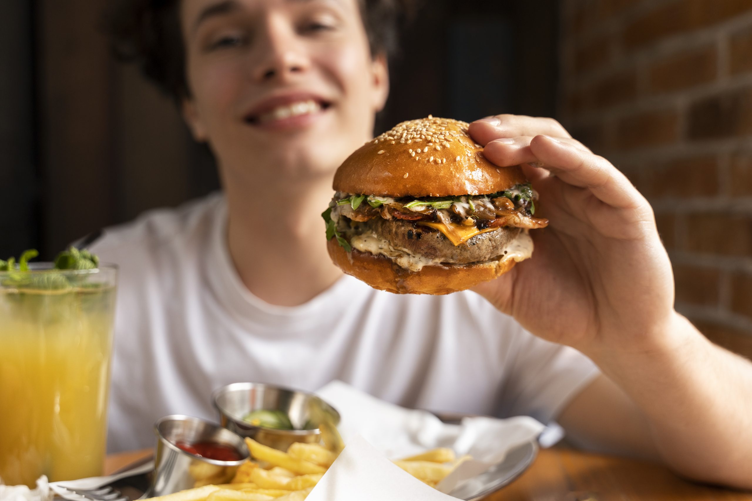 Dieta rica em açúcar e gordura na adolescência prejudica a memória, diz estudo