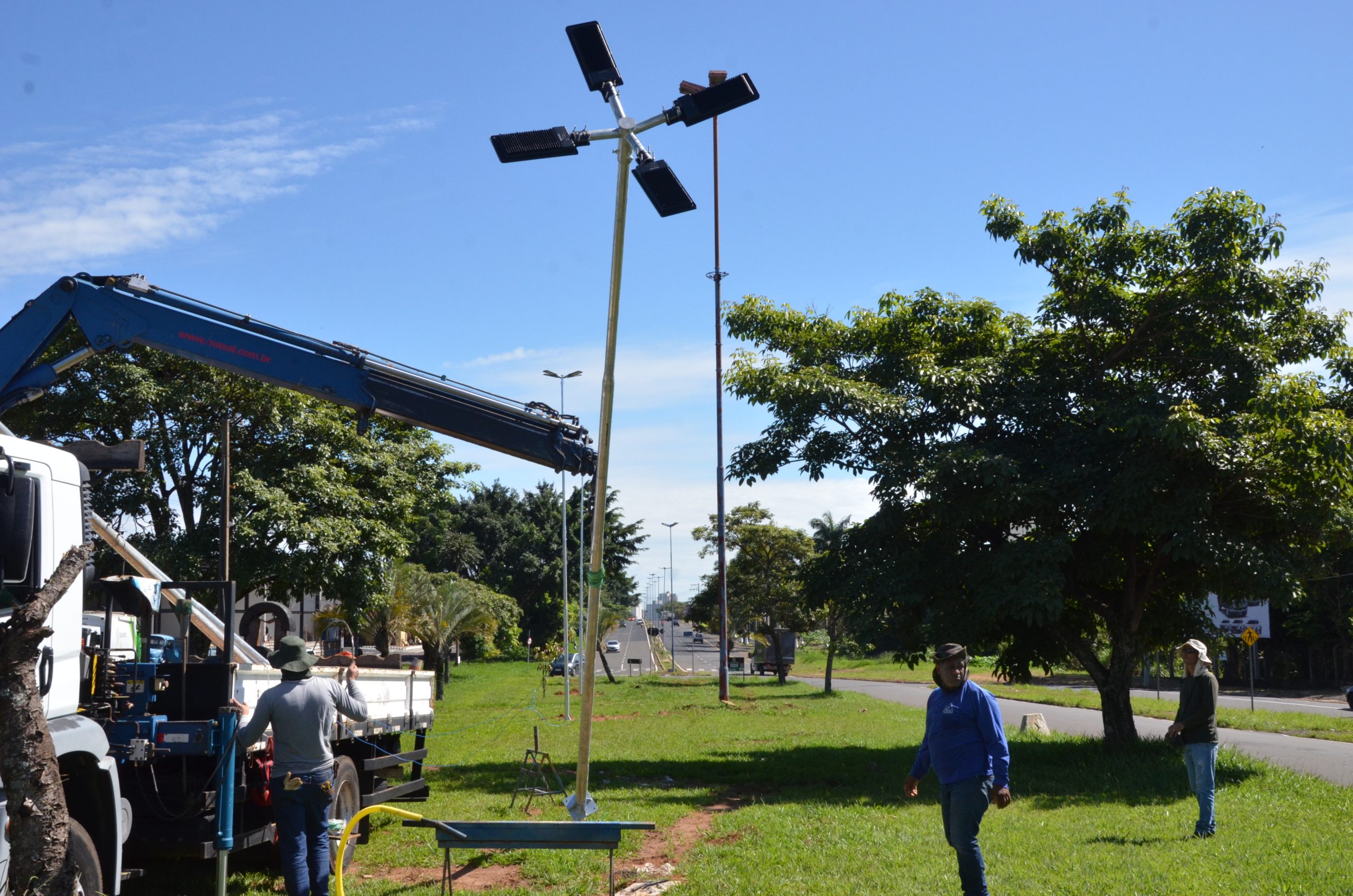 Prefeitura troca postes e instala lâmpadas de led na Avenida Miguel Sábio de Melo