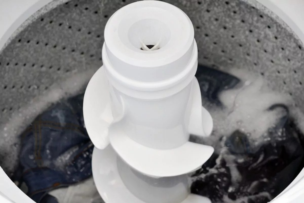 Saiba como limpar a máquina de lavar roupas com ingredientes caseiros e baratos
