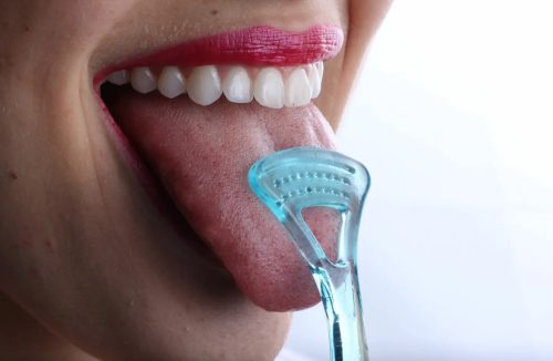 Dentista esclarece a eficácia dos raspadores de língua no combate ao mau hálito - Jornal da Franca
