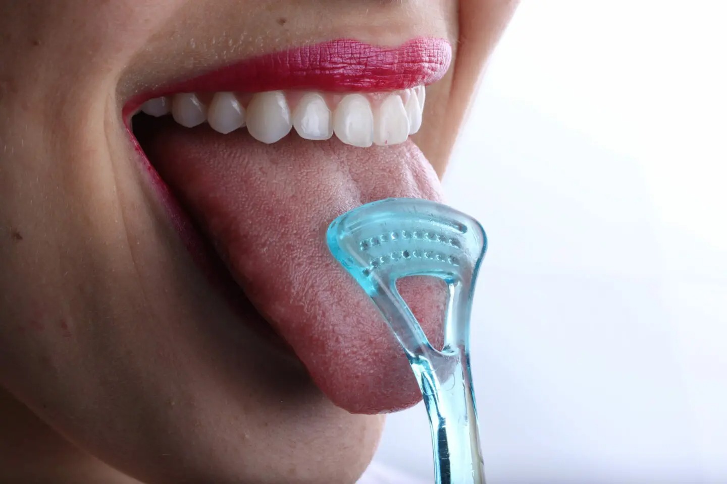 Dentista esclarece a eficácia dos raspadores de língua no combate ao mau hálito
