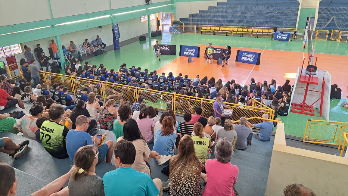 Fofão e Dante, expoentes do vôlei brasileiro, falam para 600 atletas em Franca