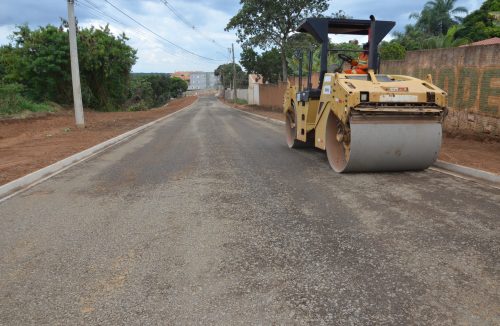 Rua que liga os bairros Jardim Luiza e São Domingos é compactada para asfaltamento - Jornal da Franca