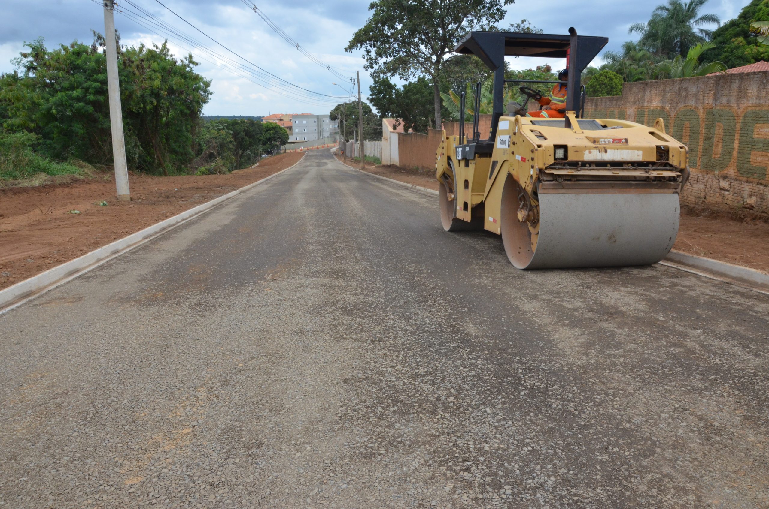Rua que liga os bairros Jardim Luiza e São Domingos é compactada para asfaltamento