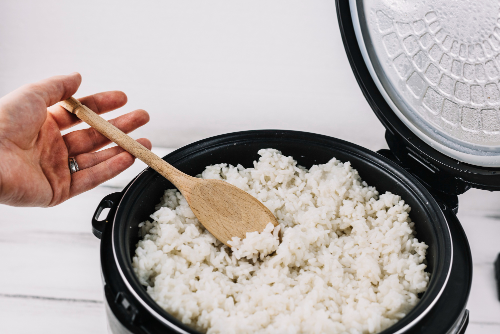 Técnica para cozinhar arroz com a chama do fogão desligada que é sucesso no momento