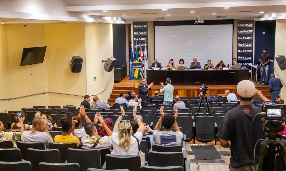 Vereadores questionam administração municipal sobre vários temas; votações são hoje
