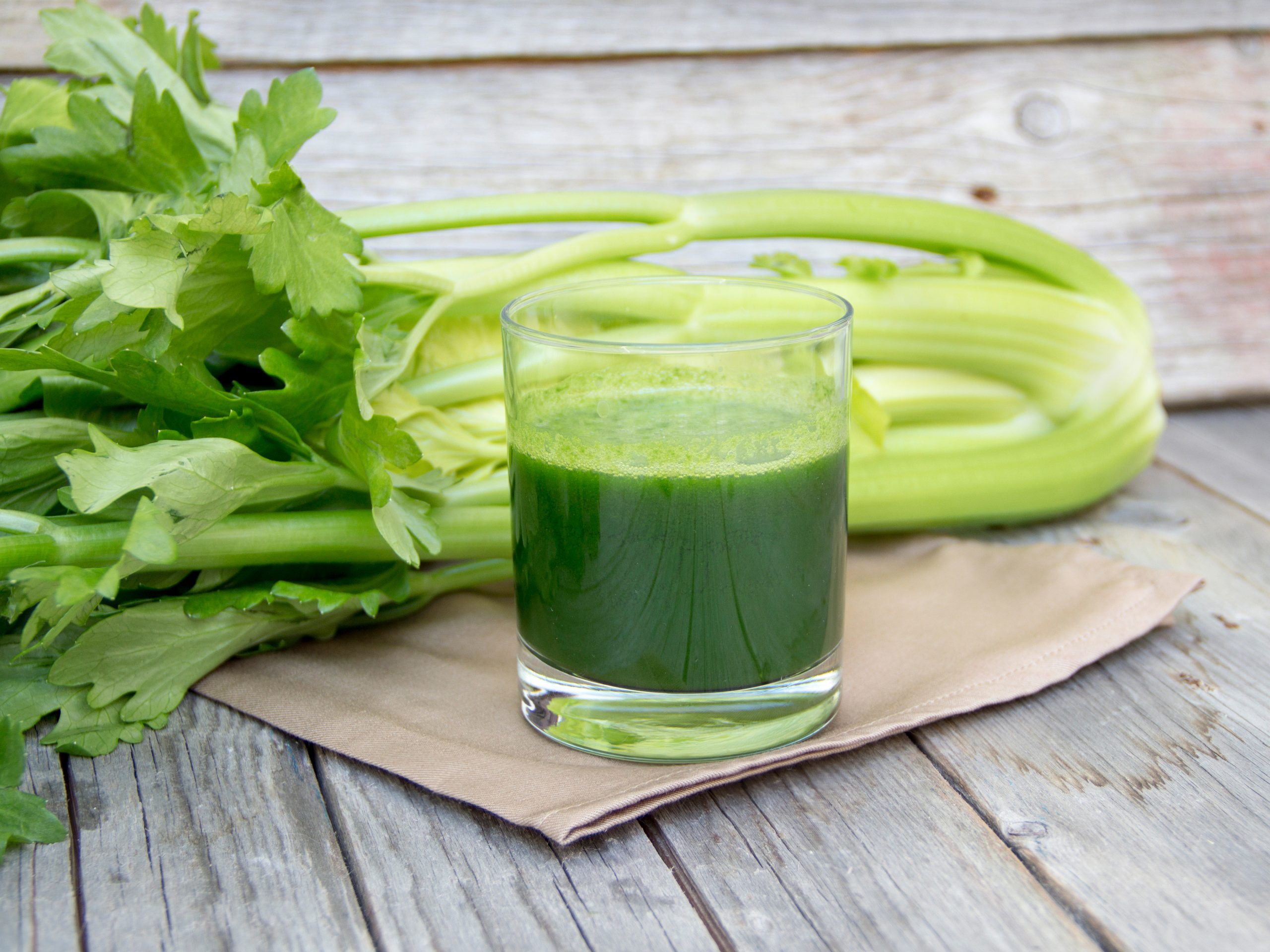 Suco diurético, multivitamínico e que ajuda a perder a barriga? Aprenda a receita!
