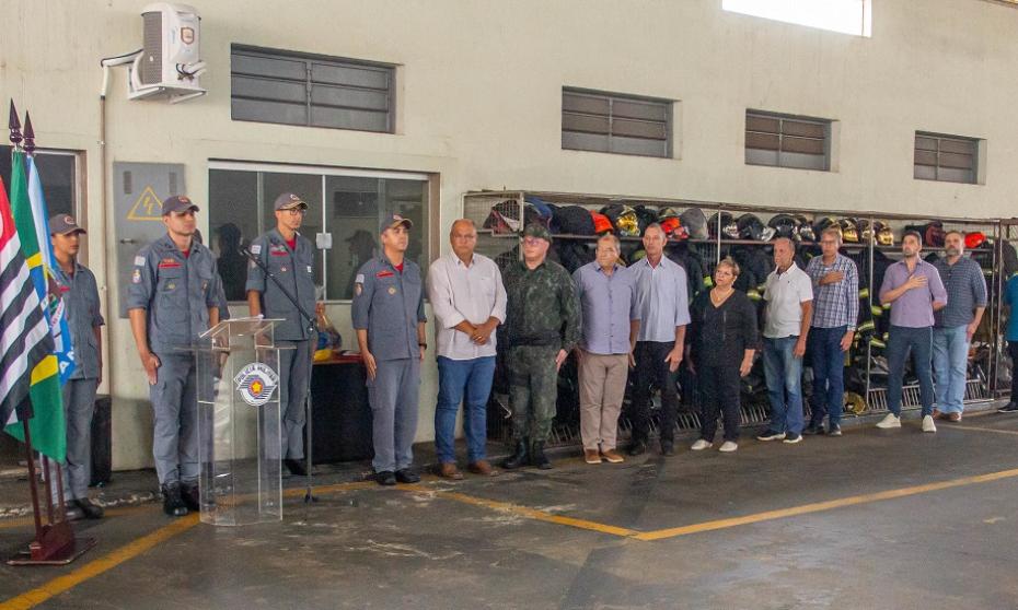 Vereadores acompanham a entrega de equipamentos ao Corpo de Bombeiros de Franca