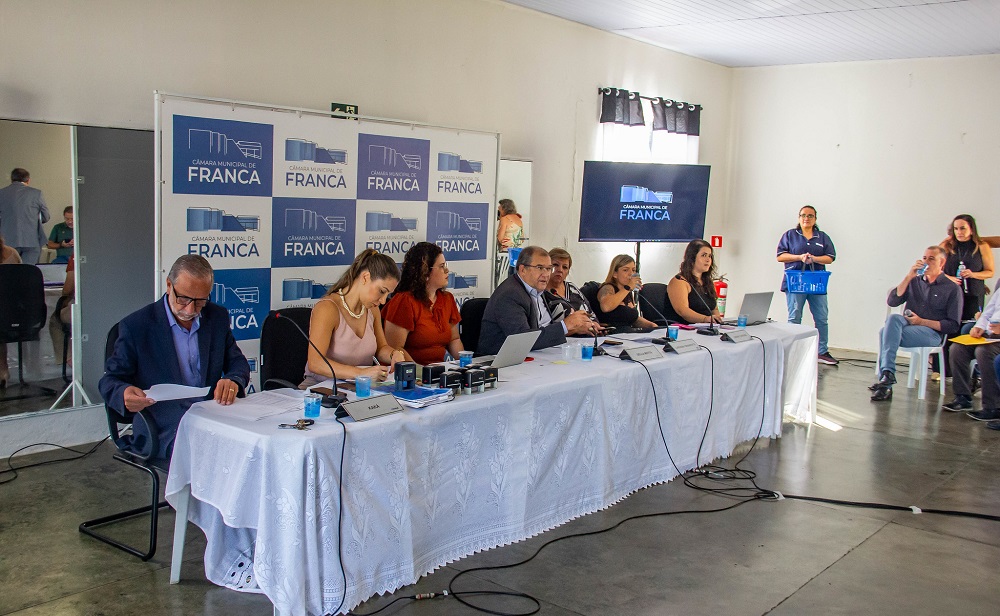 Vereadores aprovam projeto de lei do prefeito criando cargos e funções gratificadas