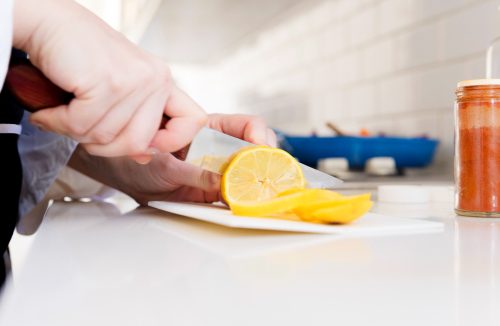 Veja algumas maneiras práticas e econômicas de usar limão na limpeza da casa - Jornal da Franca