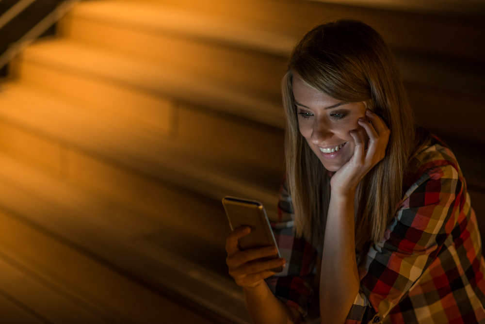 Veja os principais danos que mexer no celular no escuro pode causar à sua visão