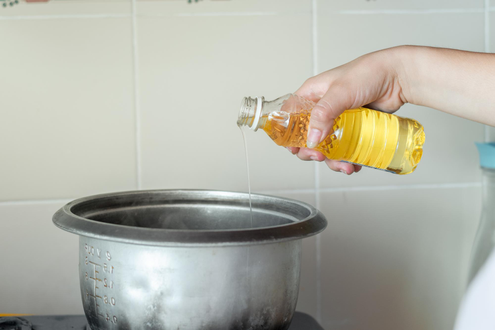 Por que não se deve reaproveitar óleo de fritura? Especialistas explicam os motivos