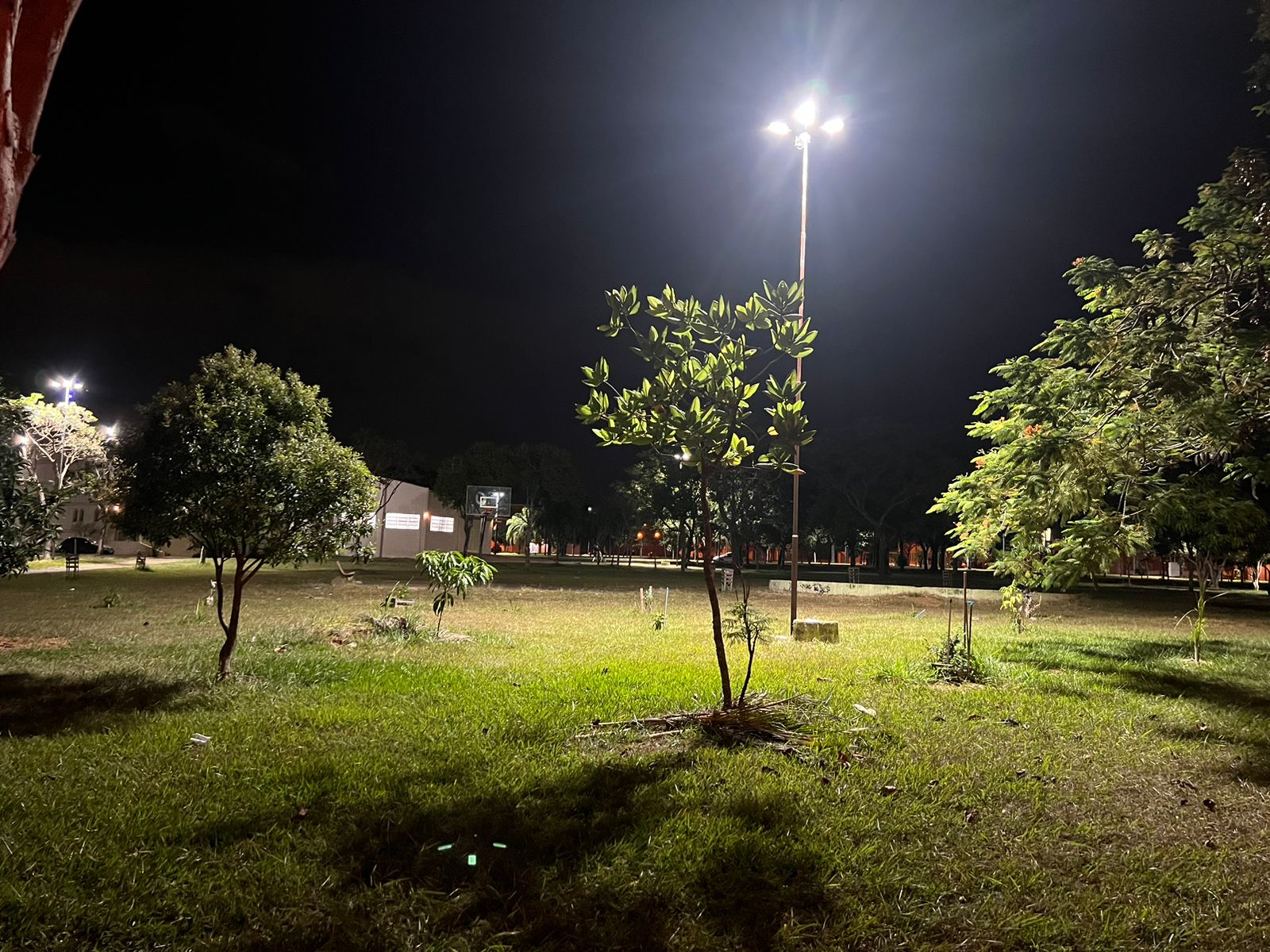 Tradicional praça do Bairro São Joaquim recebe nova iluminação de LED