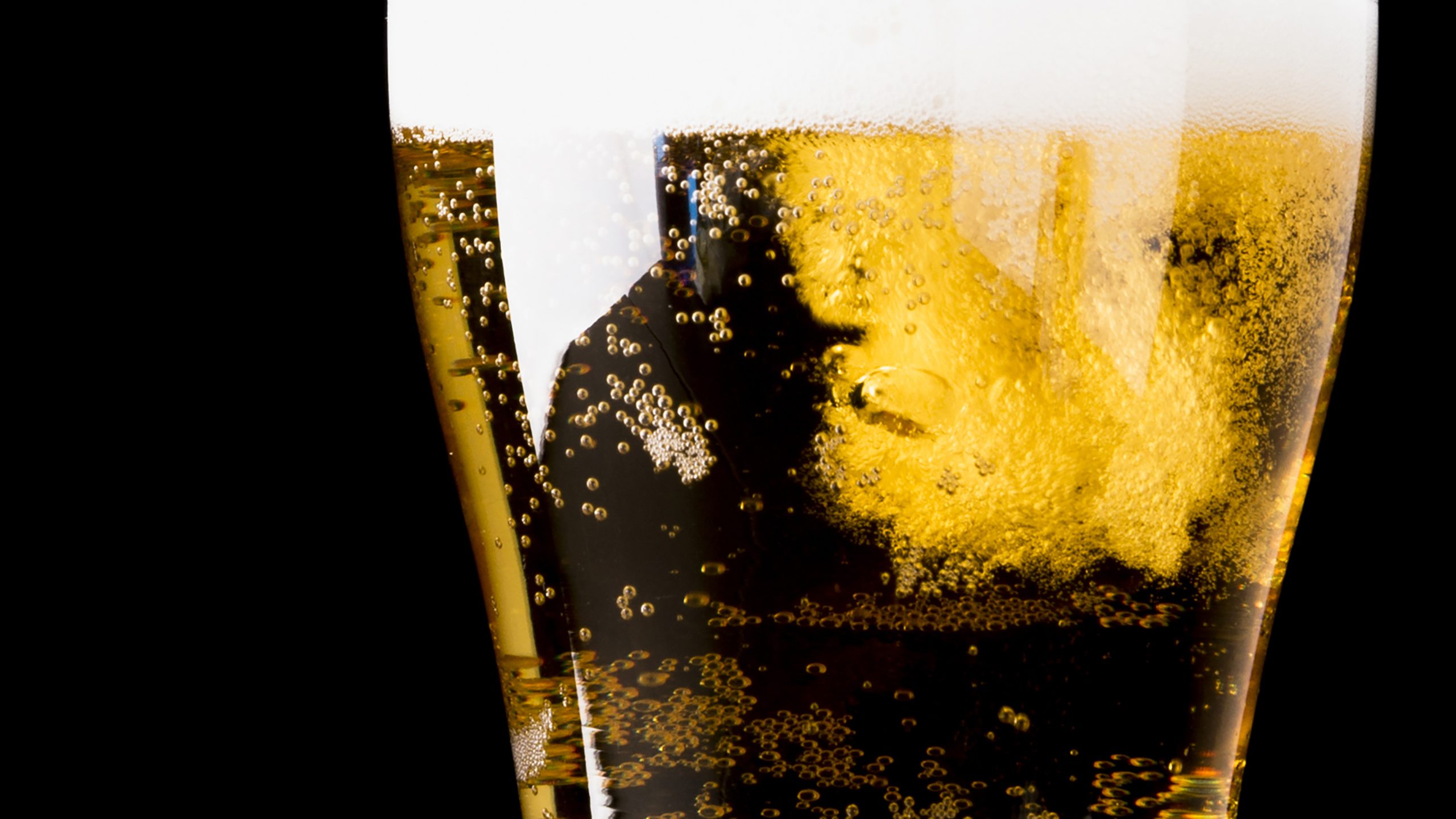Você sabe por quê a cerveja congela, muitas vezes ao toque, mas a cachaça não?