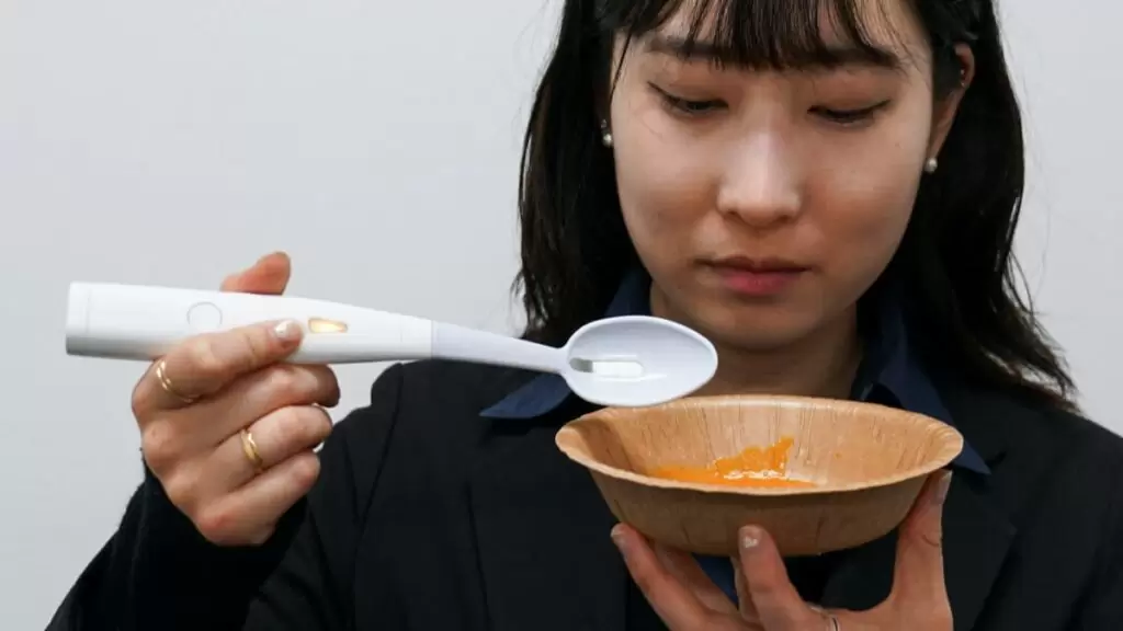 Colher elétrica japonesa promete ‘temperar’ a comida sem adicionar sal