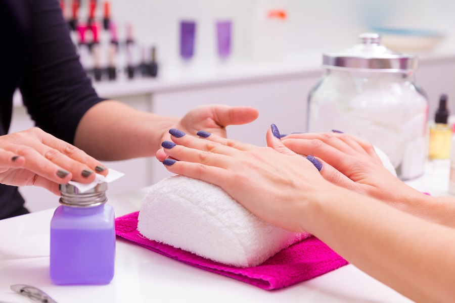 Caminho para o Emprego e Senac oferecem curso gratuito de Manicure e Pedicure