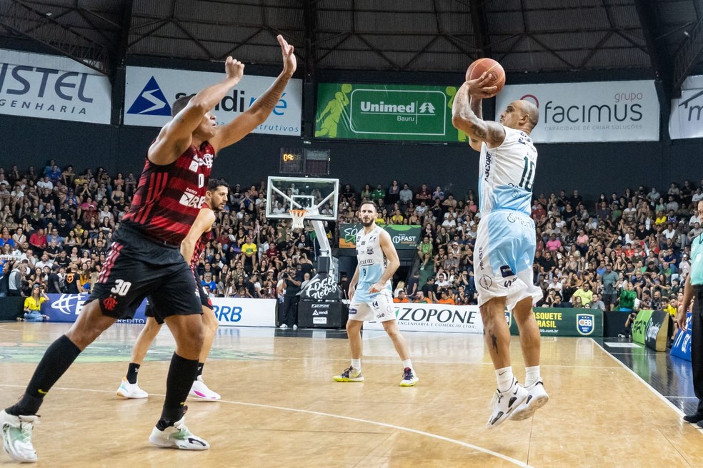 Flamengo faz o dever de casa e vence Bauru no Rio pela semifinais do NBB