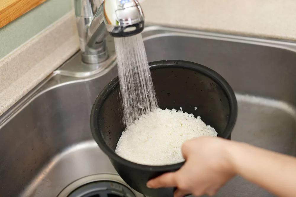 Muita gente faz errado: será que é preciso mesmo lavar o arroz antes de cozinhar?