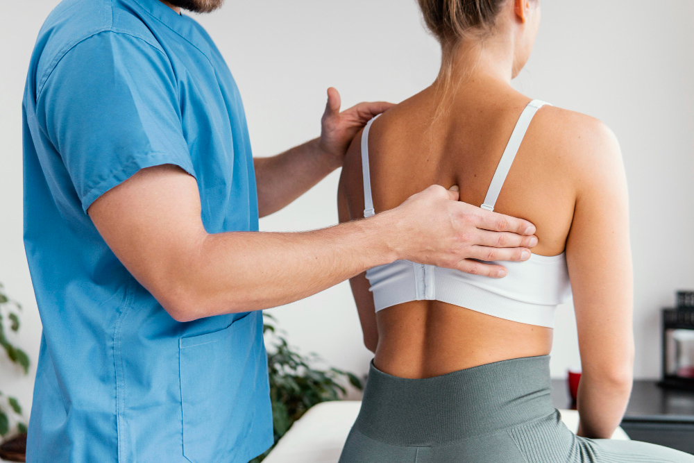 Conheça três tratamentos para dores crônicas nas costas, segundo dicas de médico